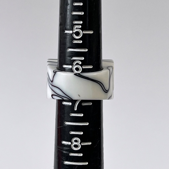 Vintage Lucite Ring Chunky White Black Marble Swirl Statement w Rhinestone - Picture 5 of 11